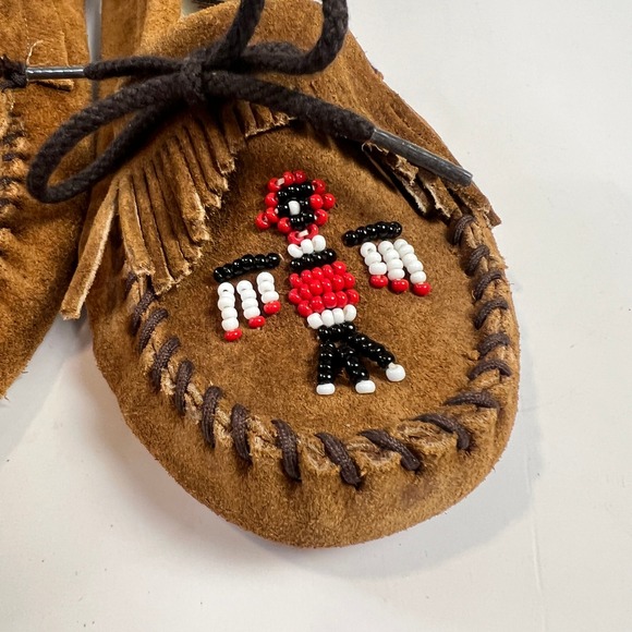 NEW Minnetonka Moccasins Women Brown Suede Beaded Thunderbird Fringe Slip On  7 - Picture 3 of 12